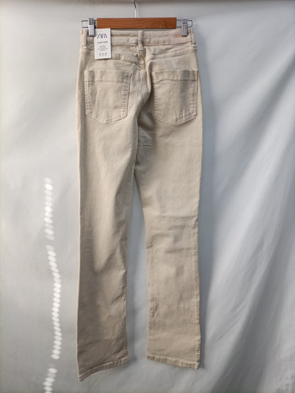 ZARA. Pantalón beige aperturasT.36