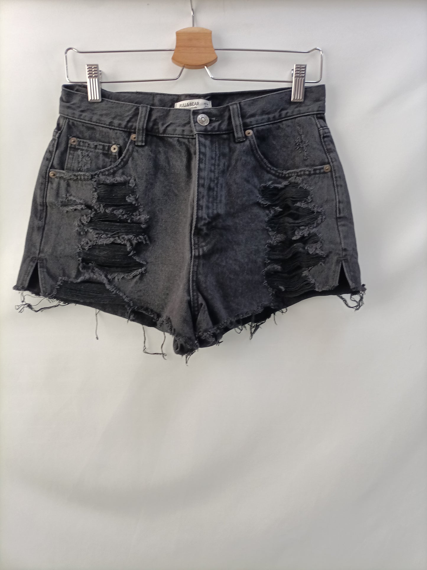 PULL&BEAR. Shorts negro rotos  T.38
