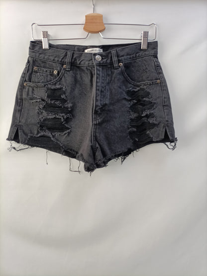 PULL&BEAR. Shorts negro rotos  T.38