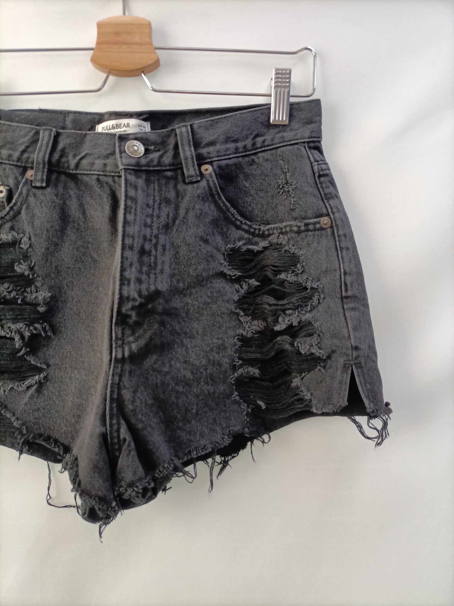 PULL&BEAR. Shorts negro rotos  T.38