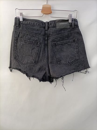 PULL&BEAR. Shorts negro rotos  T.38