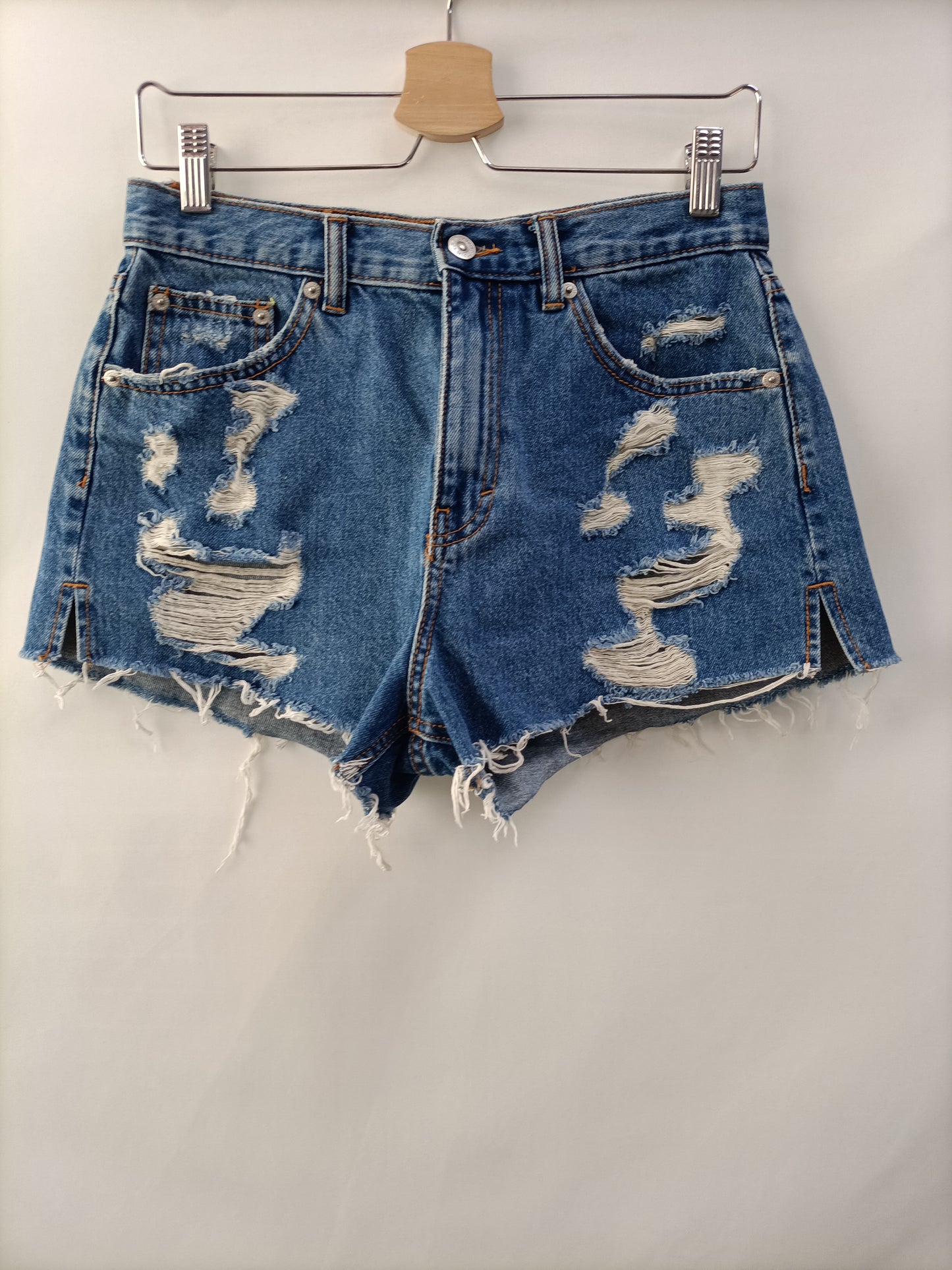 PULL&BEAR. Shorts denim rotos  T.38