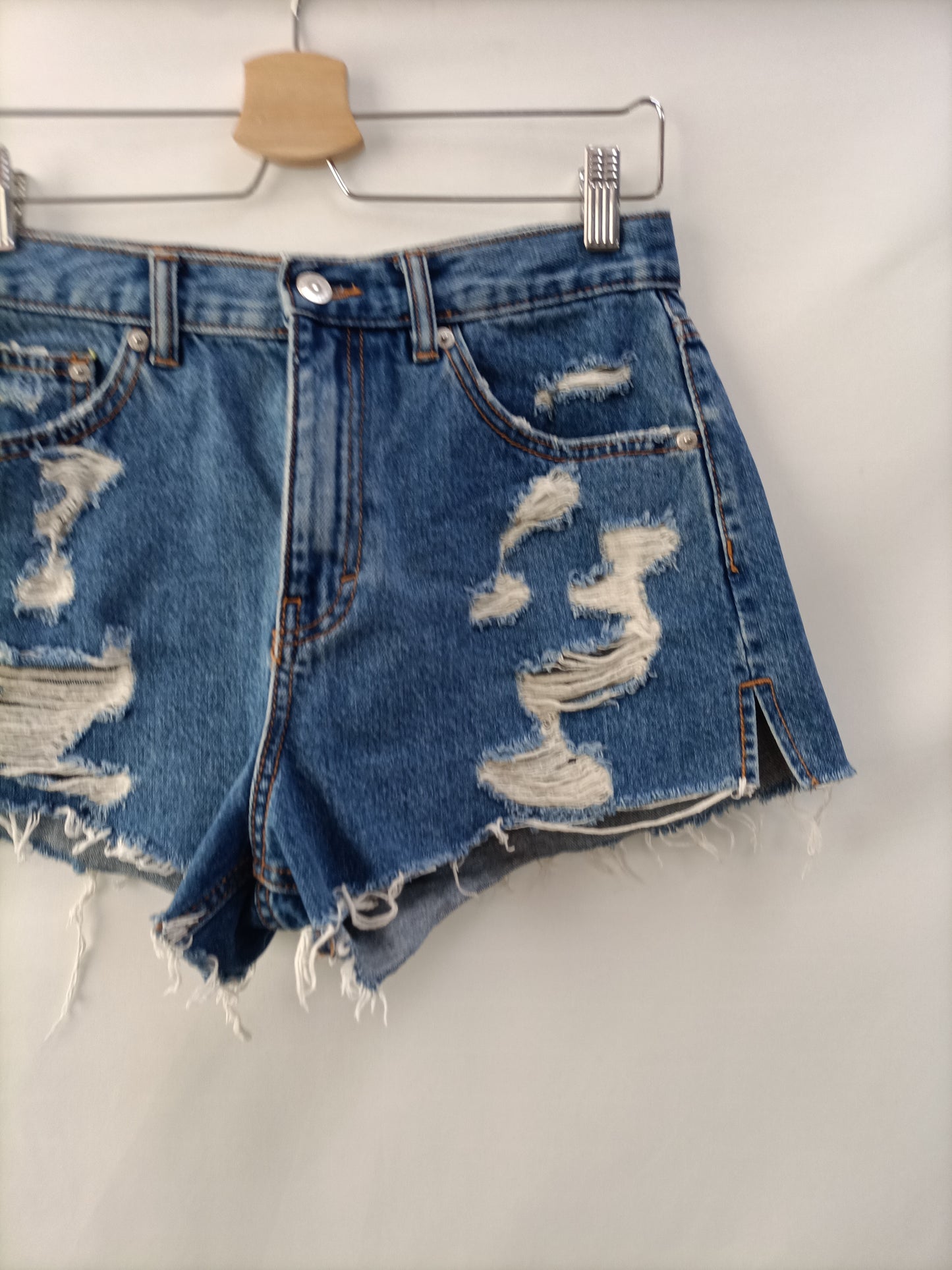 PULL&BEAR. Shorts denim rotos  T.38