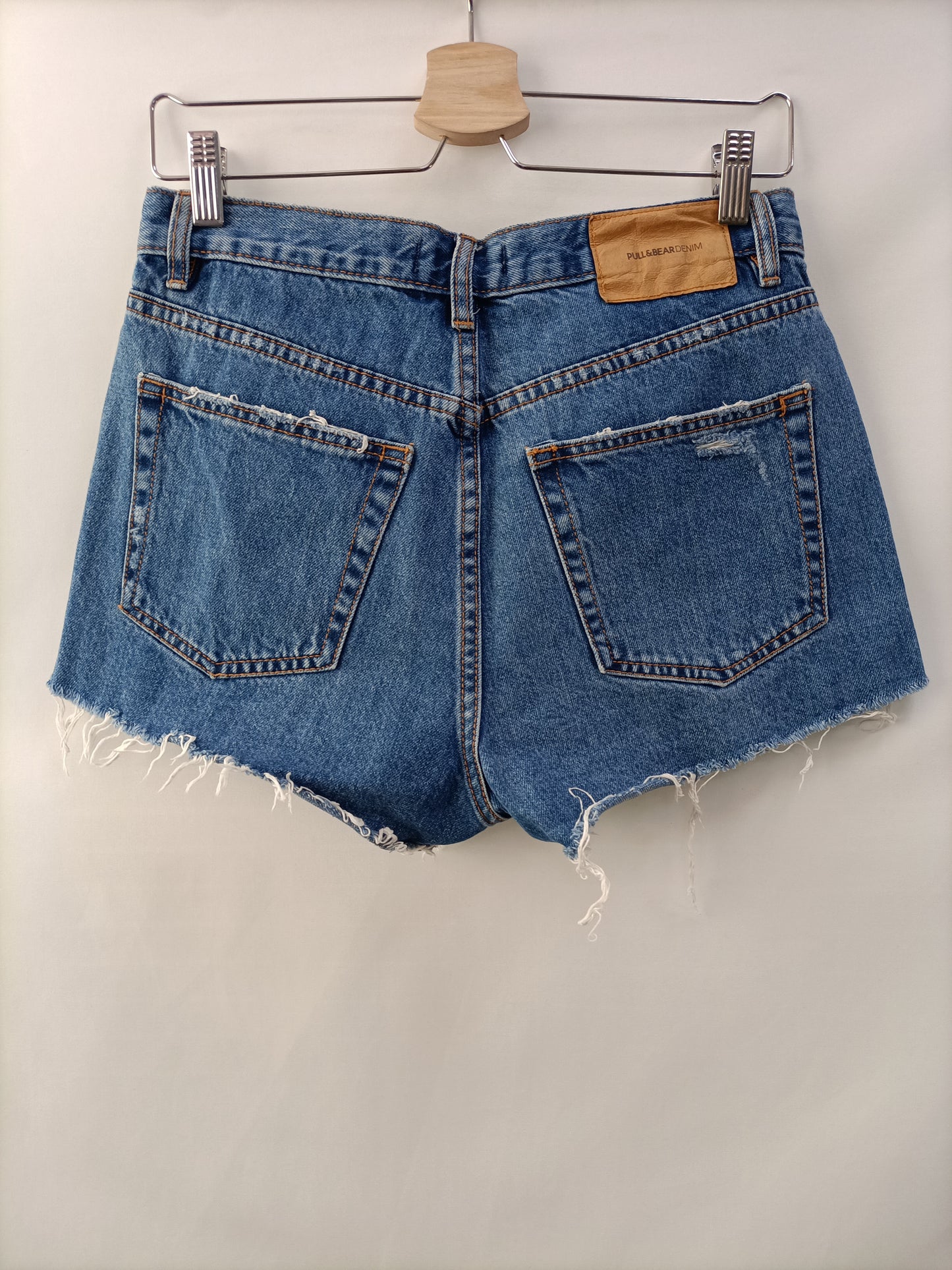 PULL&BEAR. Shorts denim rotos  T.38