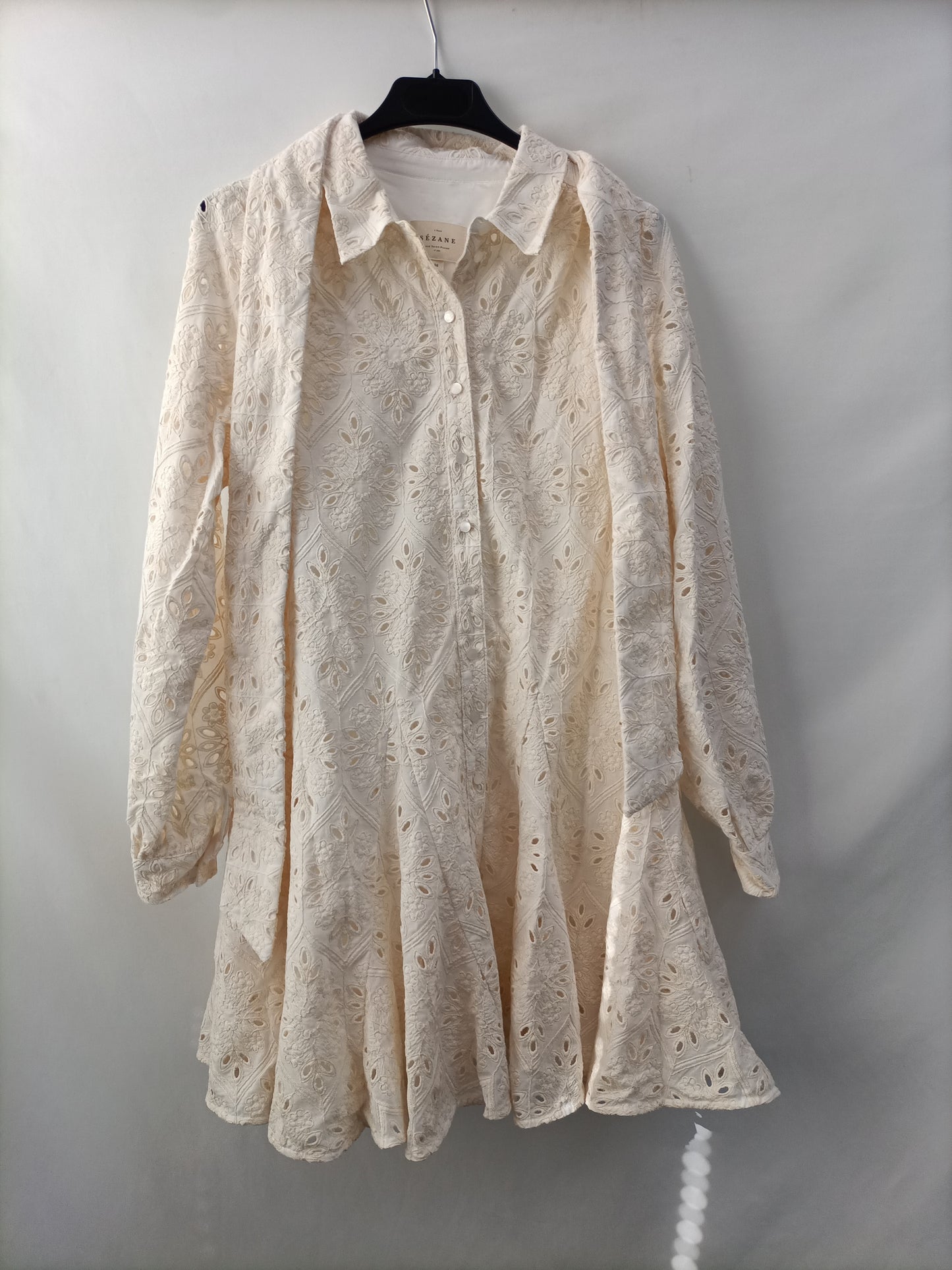 SEZANE. Vestido beige troquelado T.36