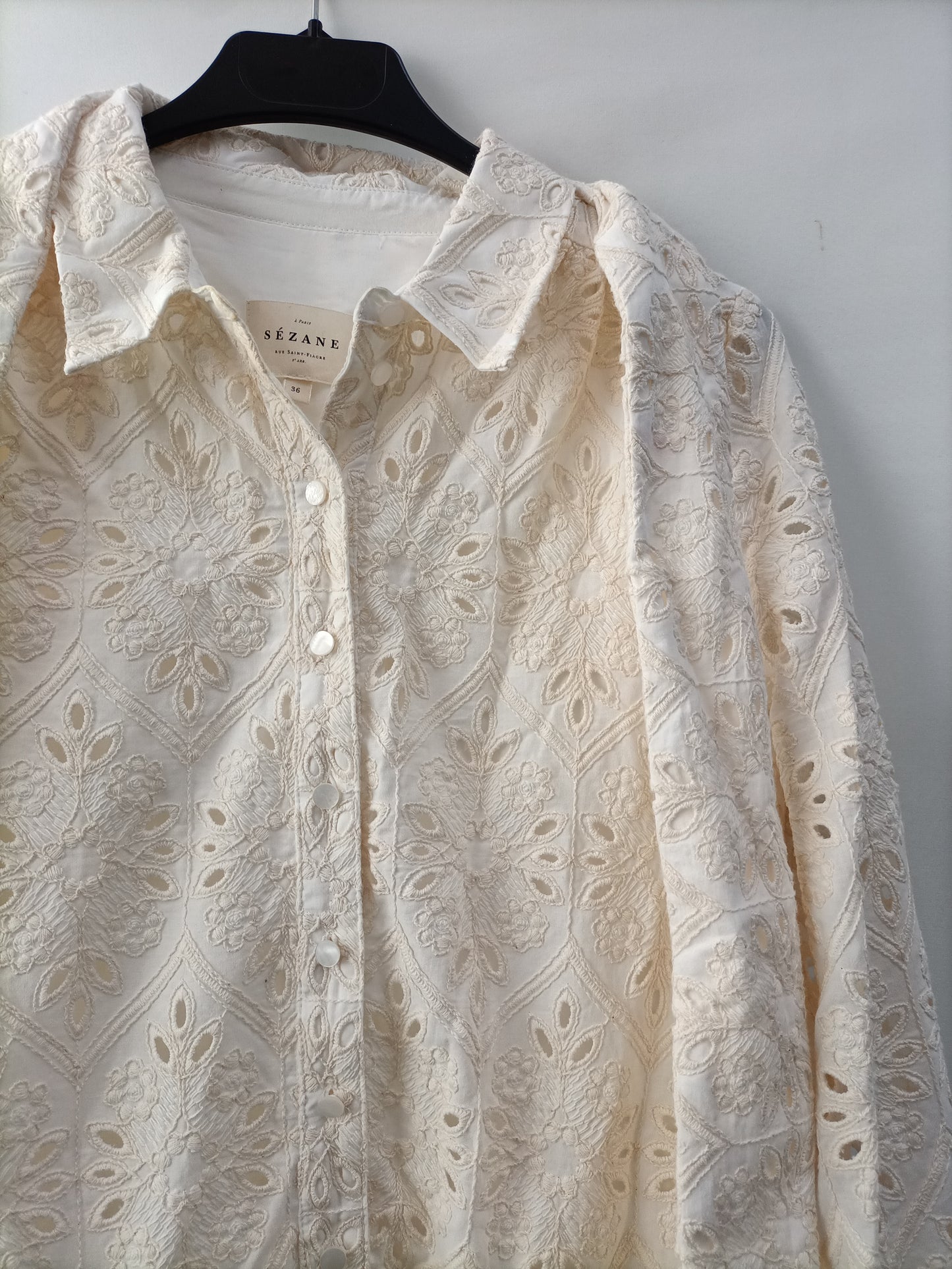 SEZANE. Vestido beige troquelado T.36