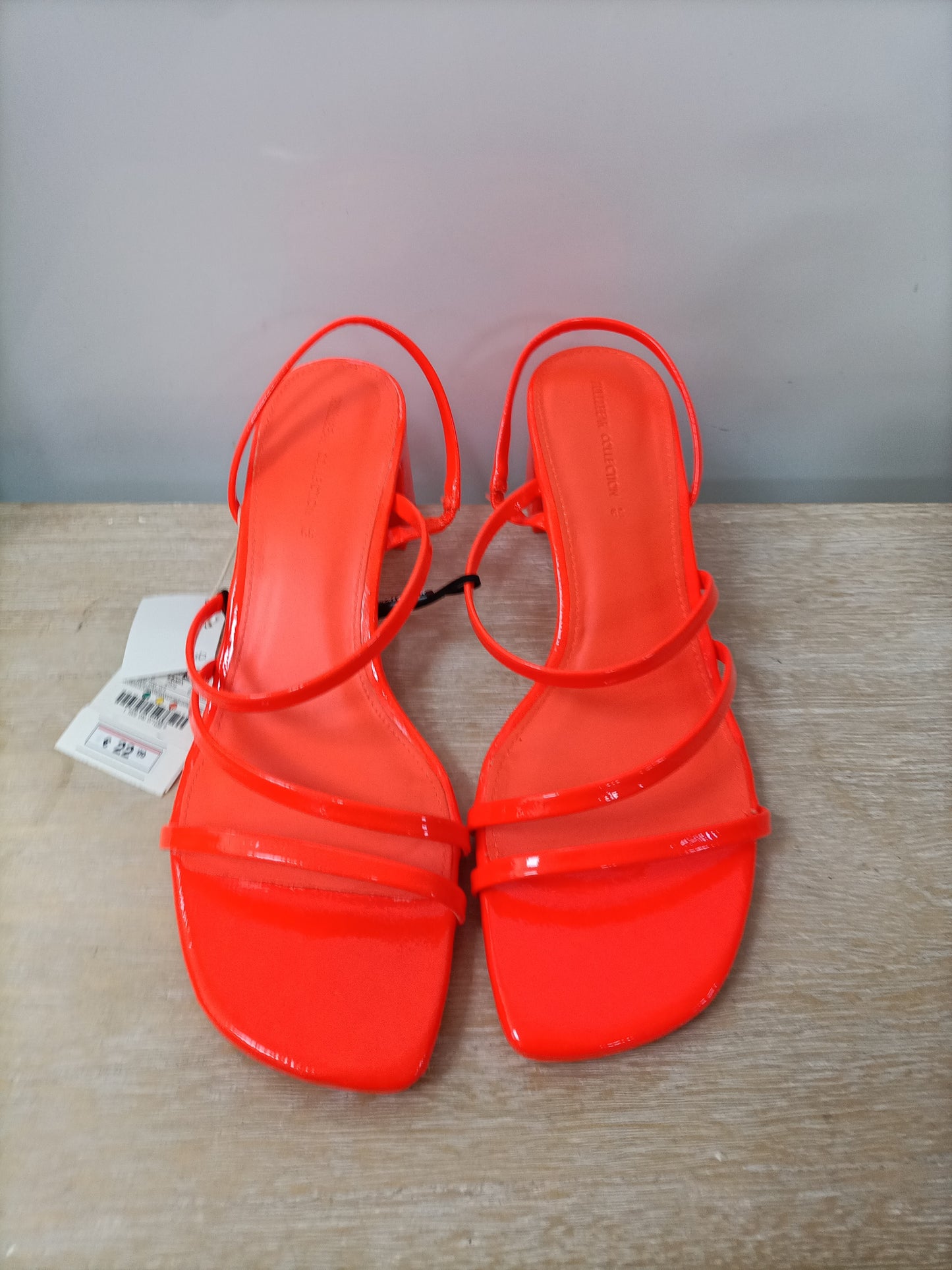 PULL&BEAR. Sandalias tiras T.39