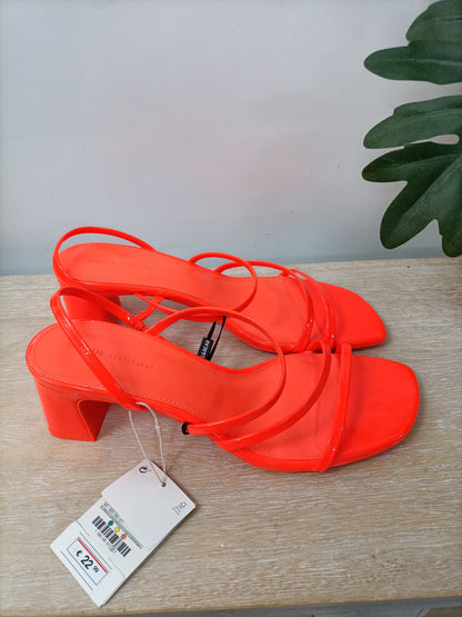 PULL&BEAR. Sandalias tiras T.39