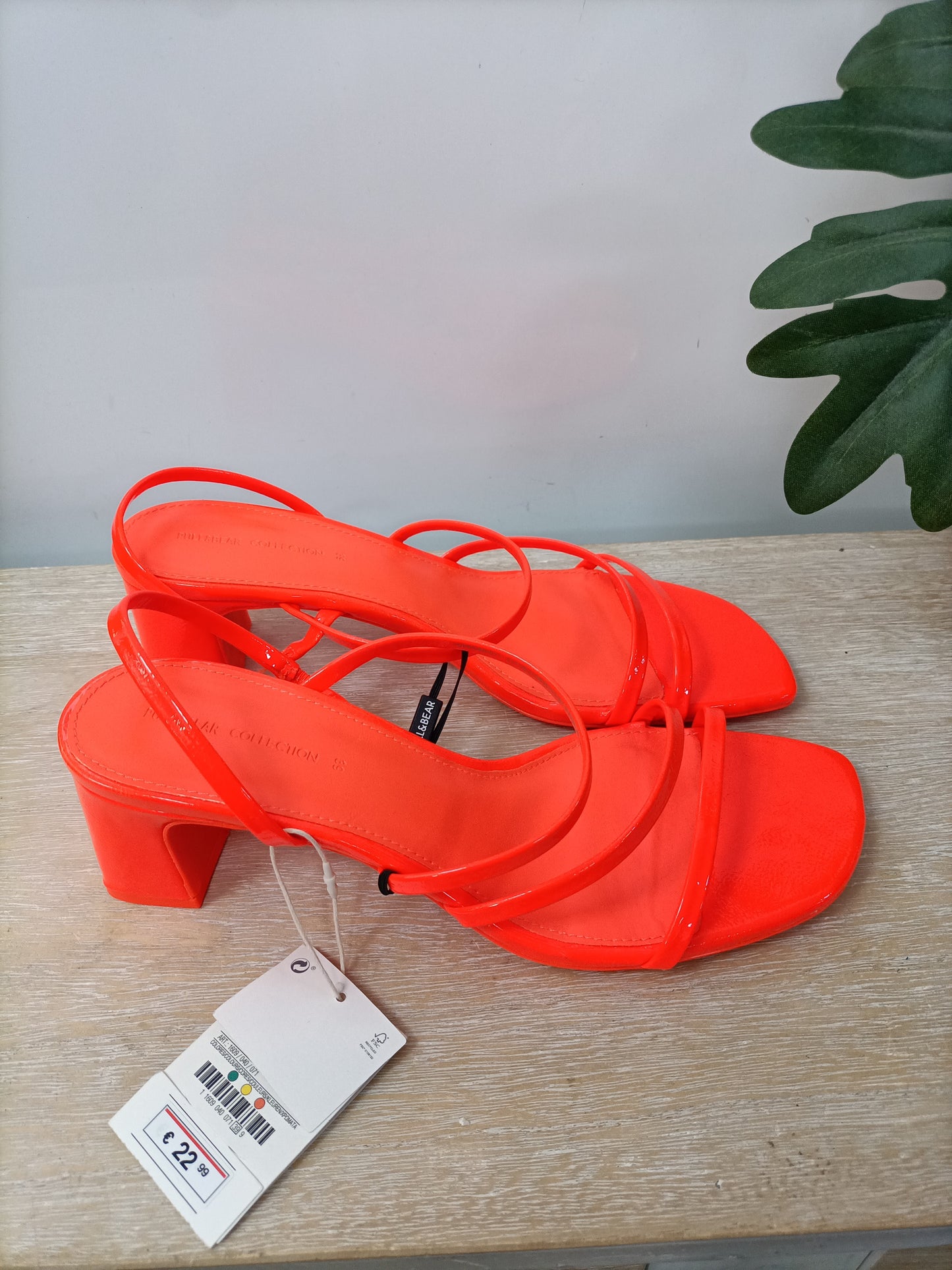 PULL&BEAR. Sandalias tiras T.39