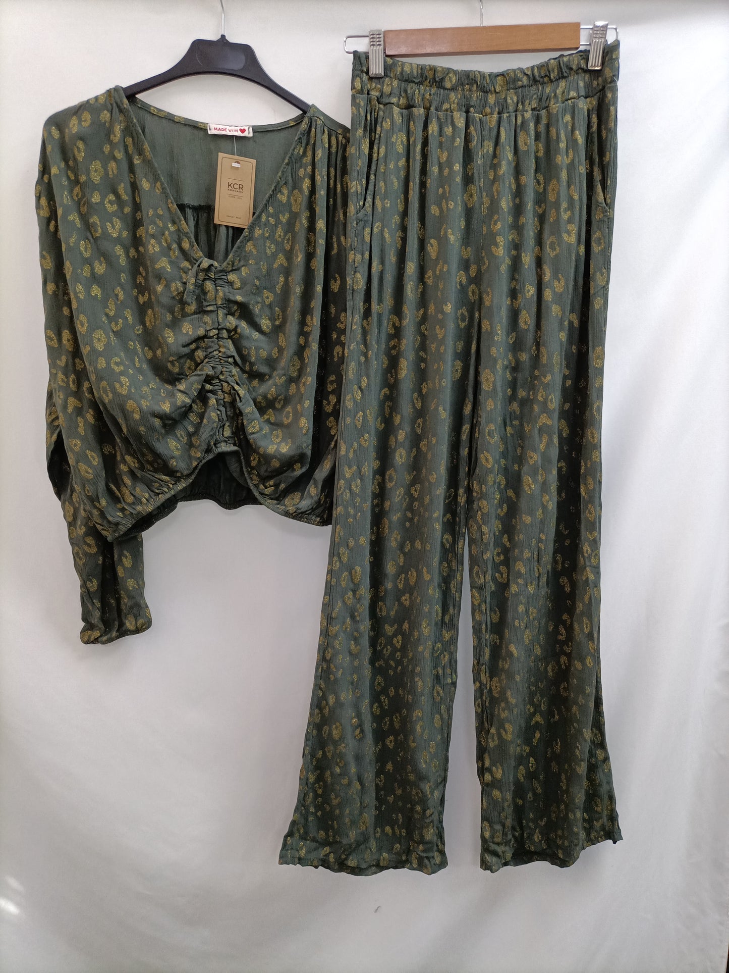 KONCARU. Total look print T.s