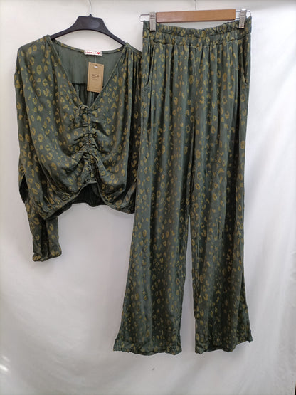 KONCARU. Total look print T.s