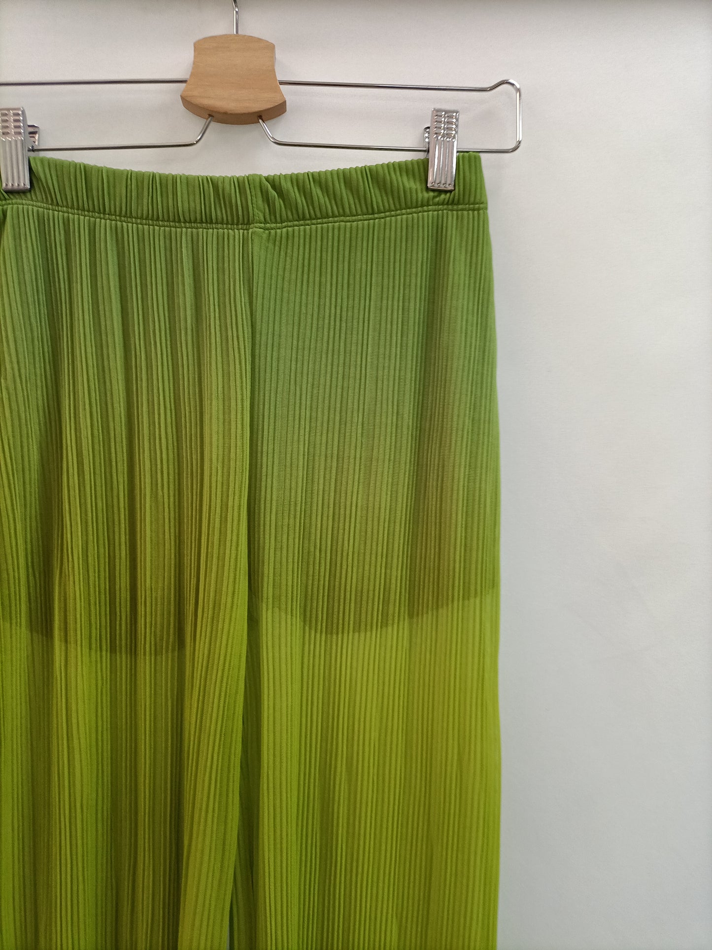 PULL& BEAR. Total look Verde T.s