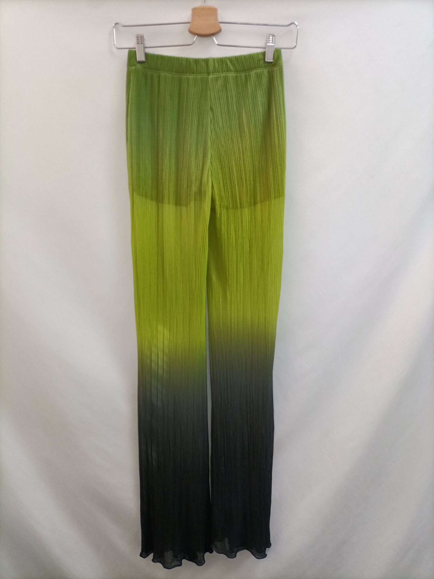 PULL& BEAR. Total look Verde T.s