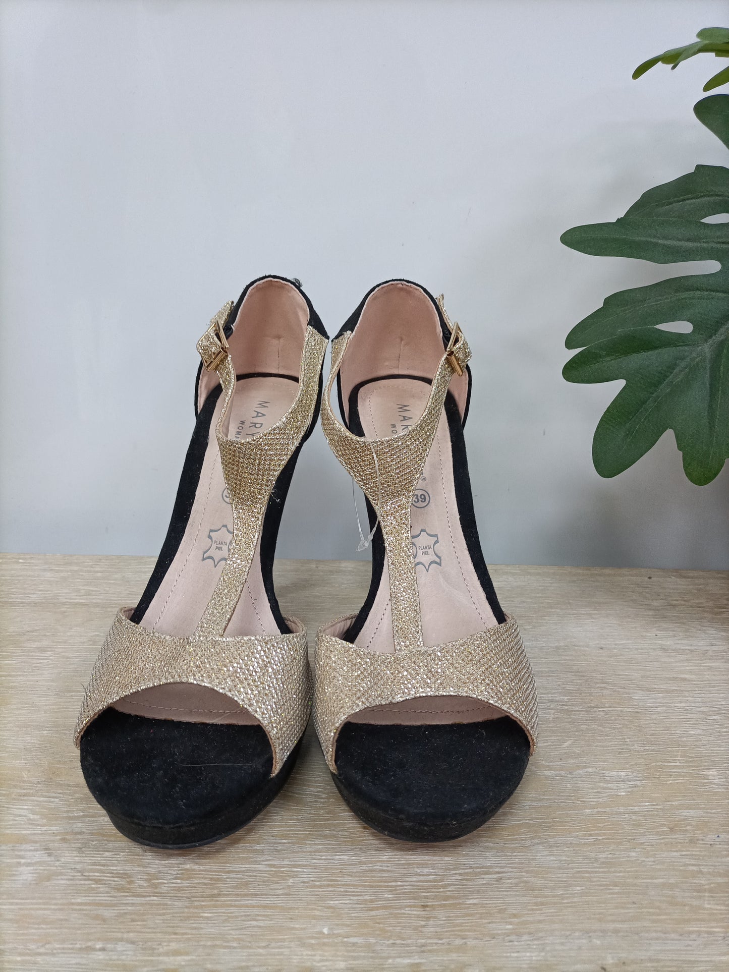 MARIPAZ. Sandalia bicolor T.39