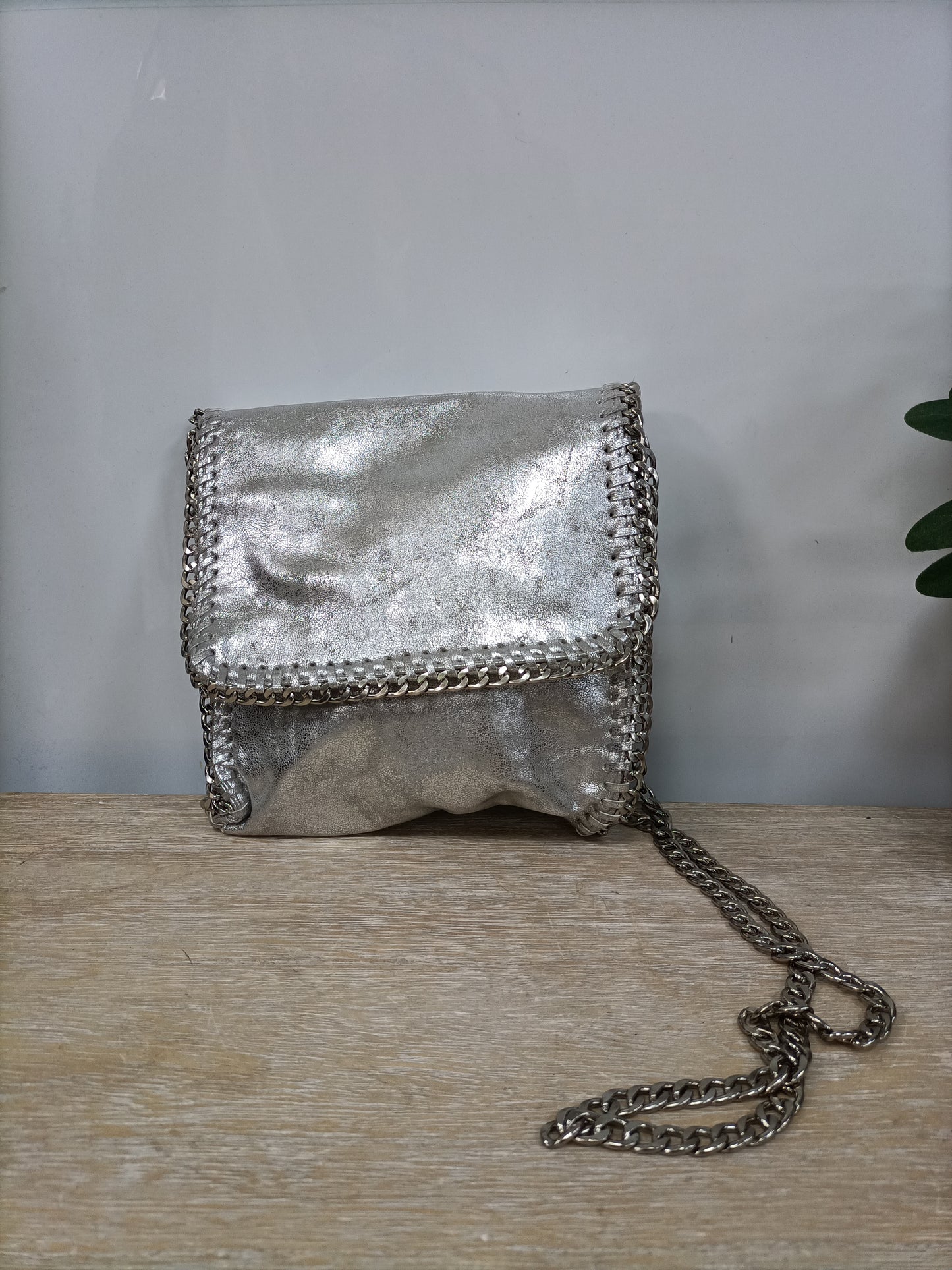 OTRAS. Bolso plateado cadena