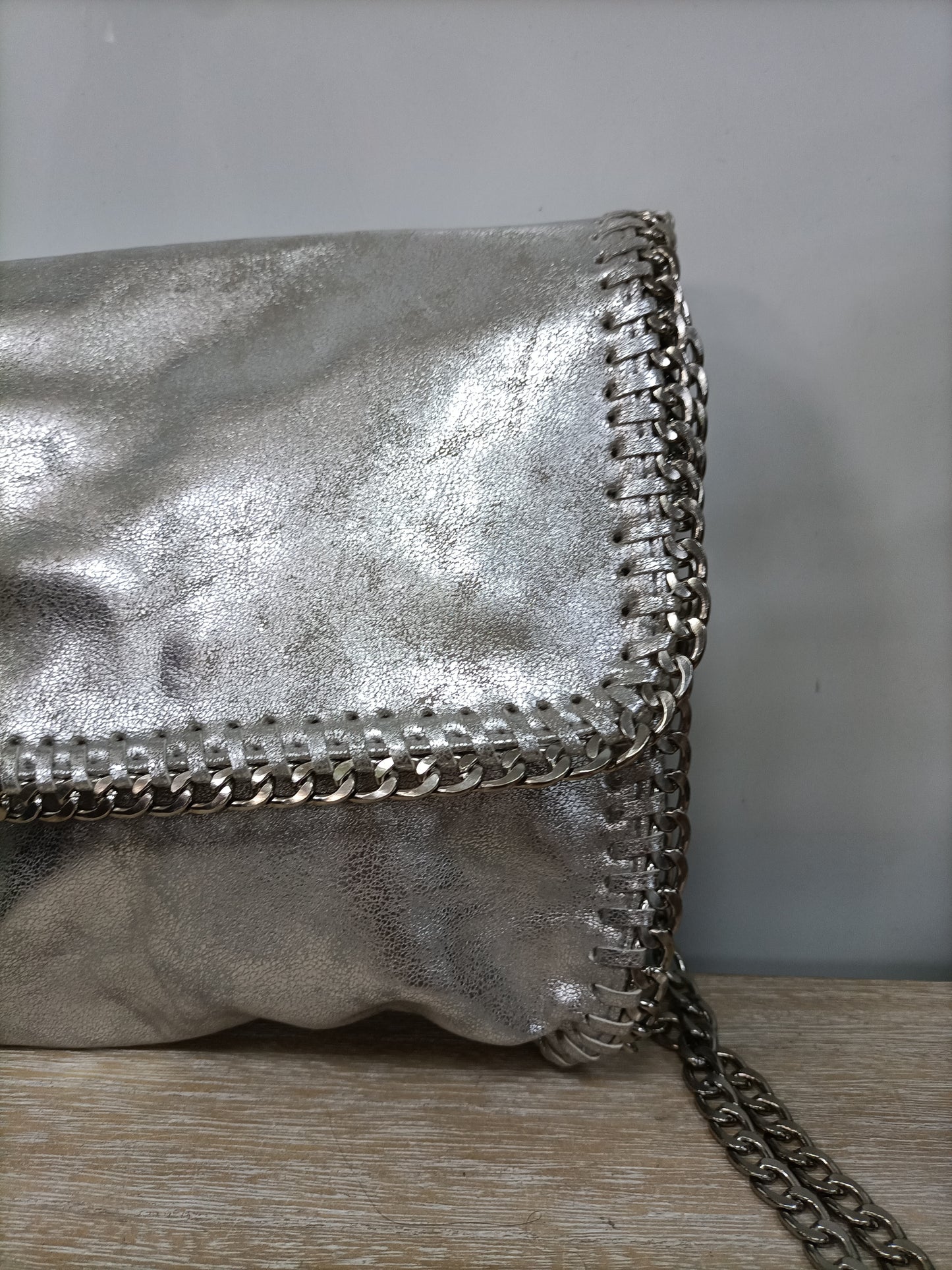 OTRAS. Bolso plateado cadena