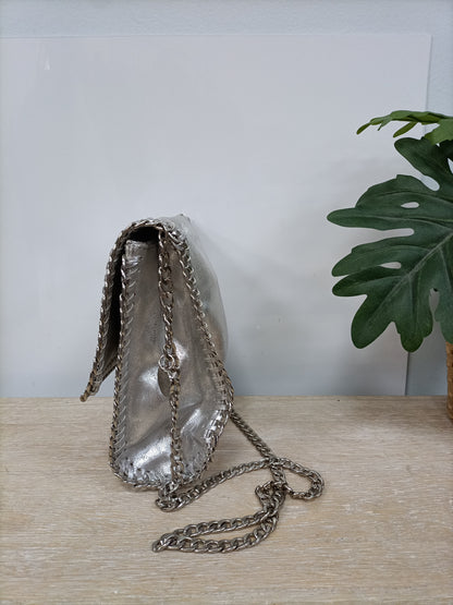 OTRAS. Bolso plateado cadena
