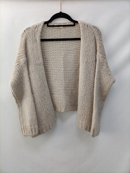 BROWNIE. Short beige cardigan.