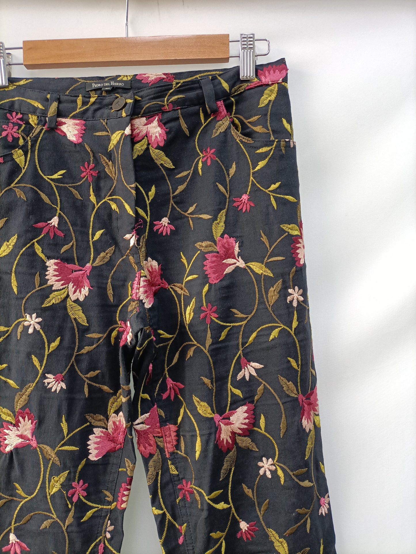 PEDRO DEL HIERRO.Pantalones negros bordados T.40