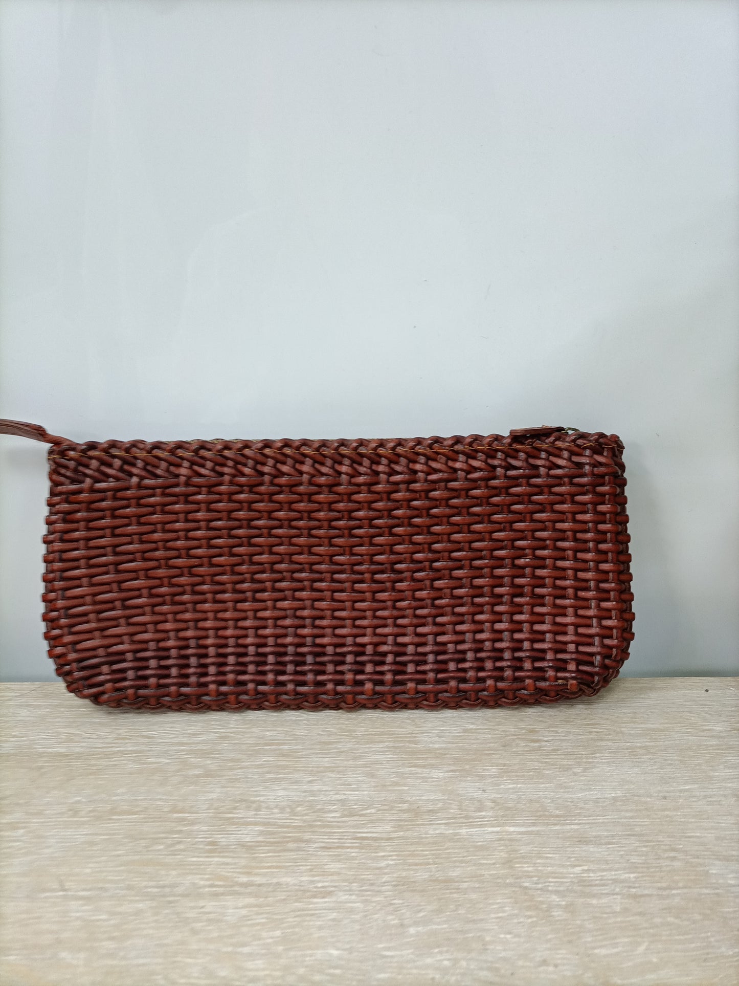 AÏTA.Cartera de mano trenzada