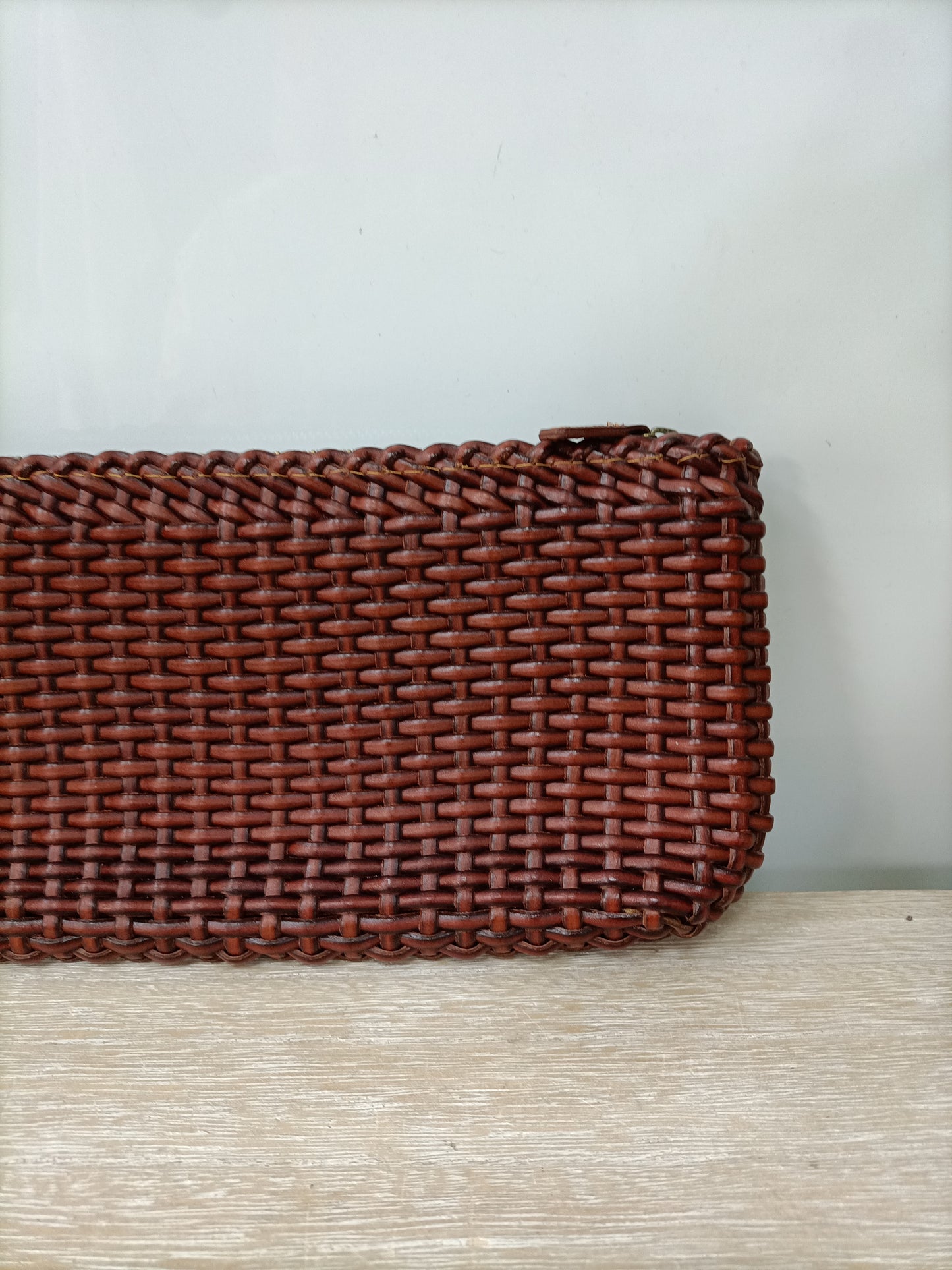 AÏTA.Cartera de mano trenzada