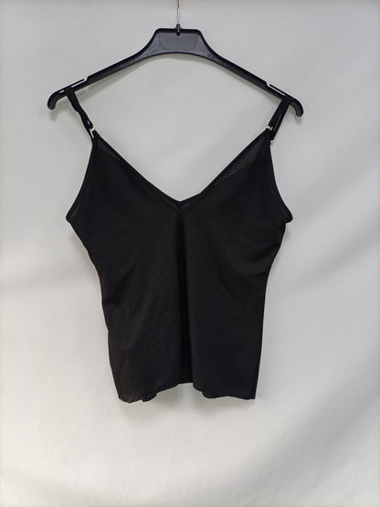 ZARA. Camiseta negra canalé T.s