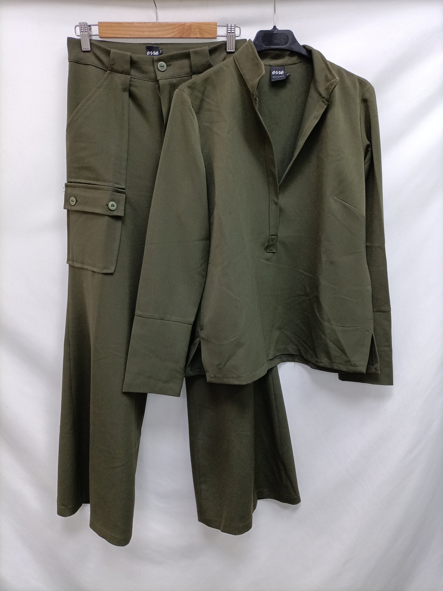 ERRE. Pantalón ancho verde bolsillos T.38