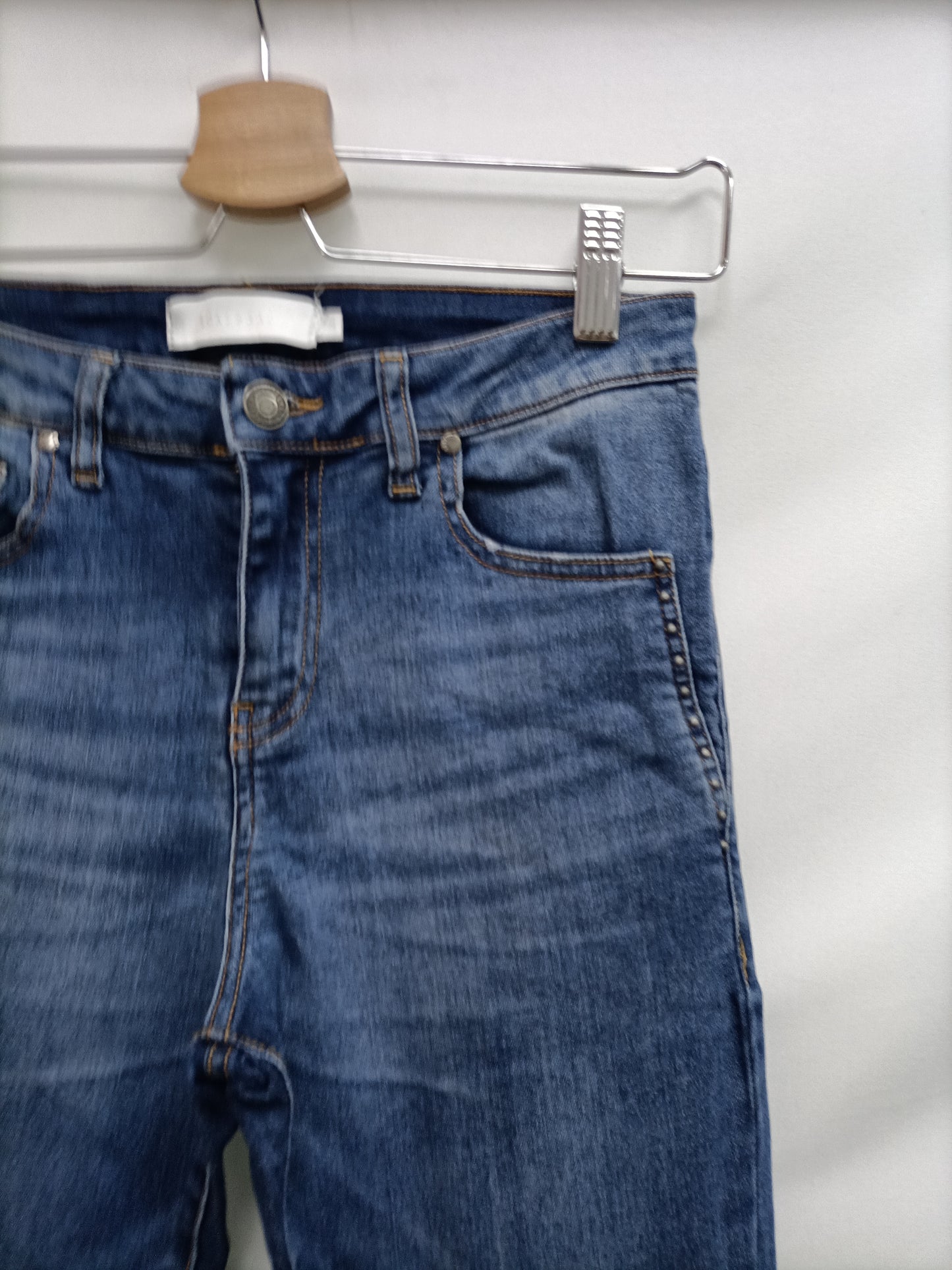 SCALPERS. Pantalón vaquero pitillo T.38