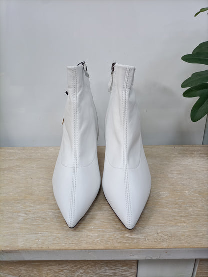 ZARA. Botines blancos piel T.38