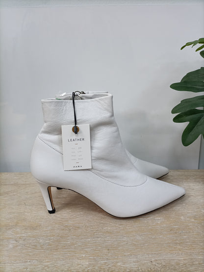 ZARA. Botines blancos piel T.38