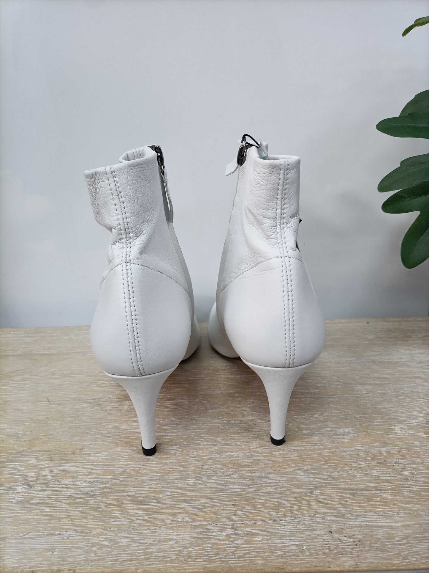 ZARA. Botines blancos piel T.38