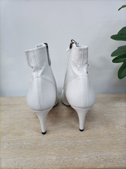 ZARA. Botines blancos piel T.38