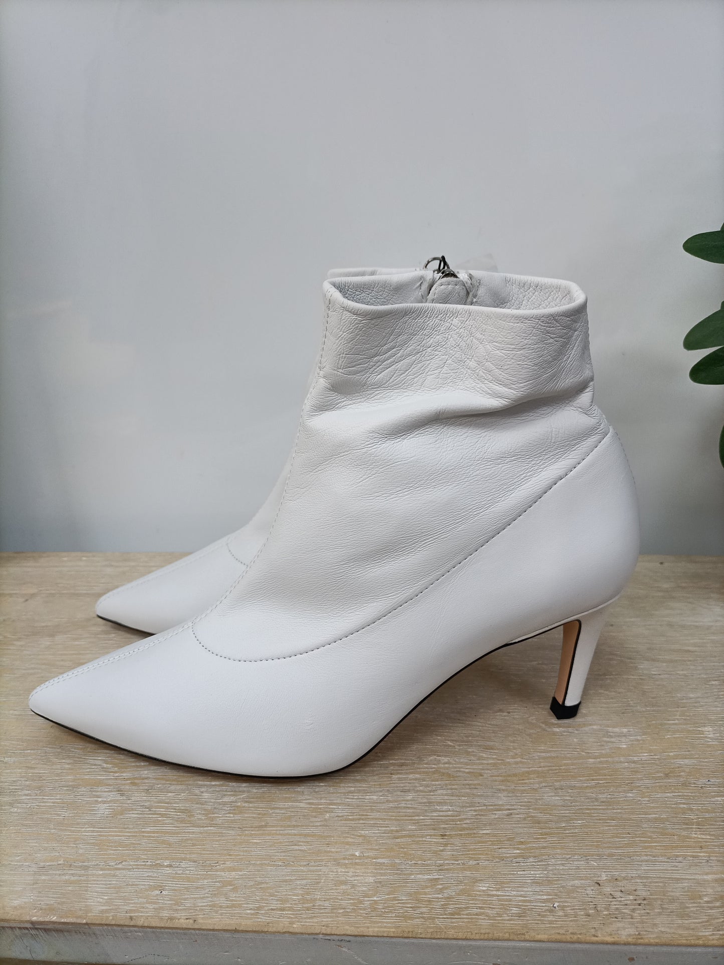 ZARA. Botines blancos piel T.38