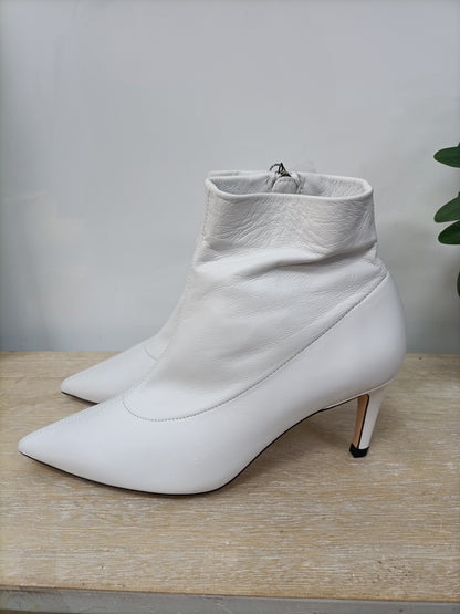 ZARA. Botines blancos piel T.38