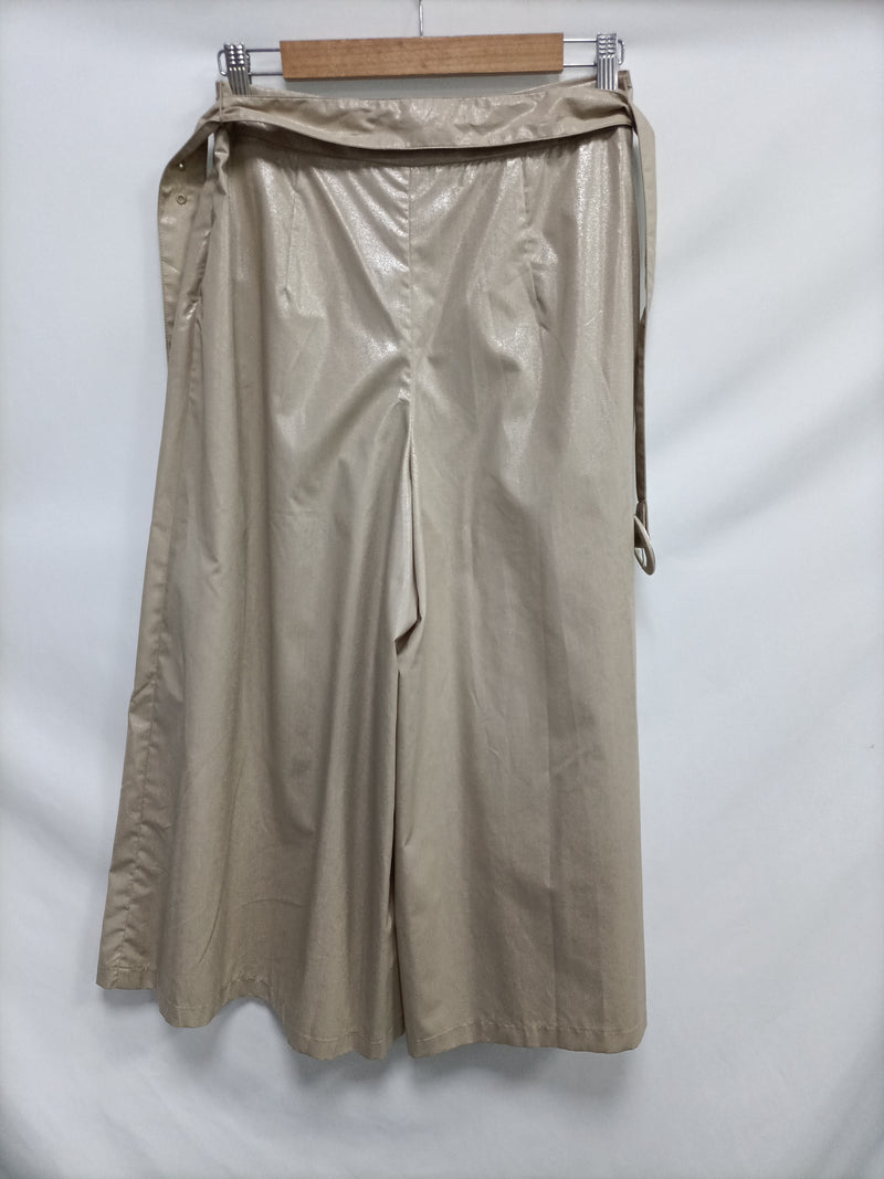 STRADIVARIUS. Pantalón culotte dorada T.m