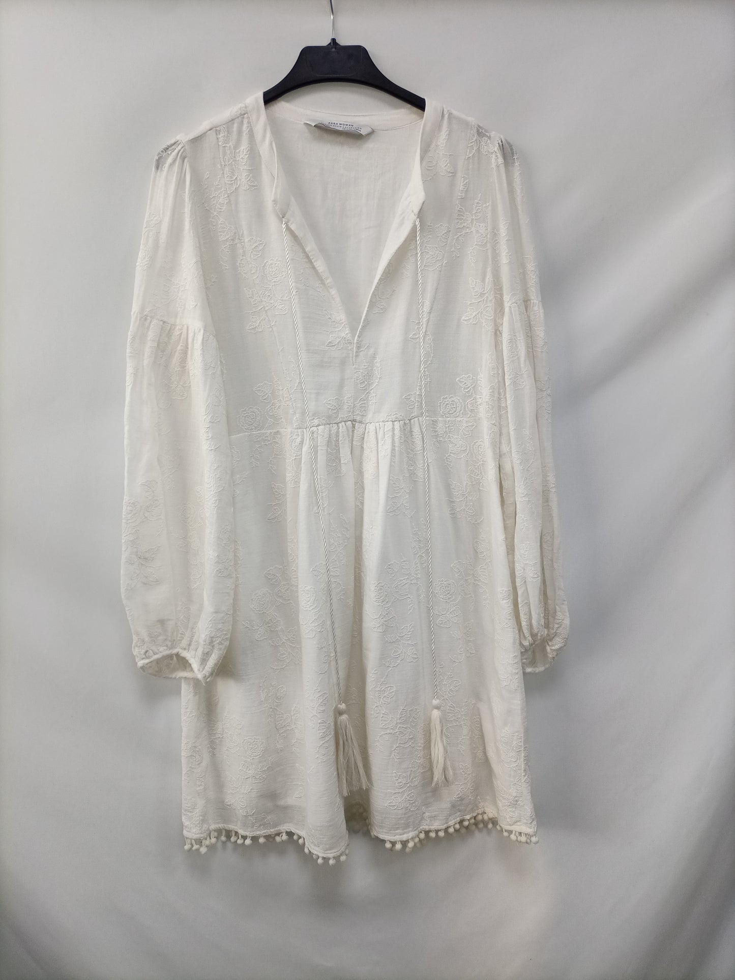 ZARA. Beige embroidered dress T.xs