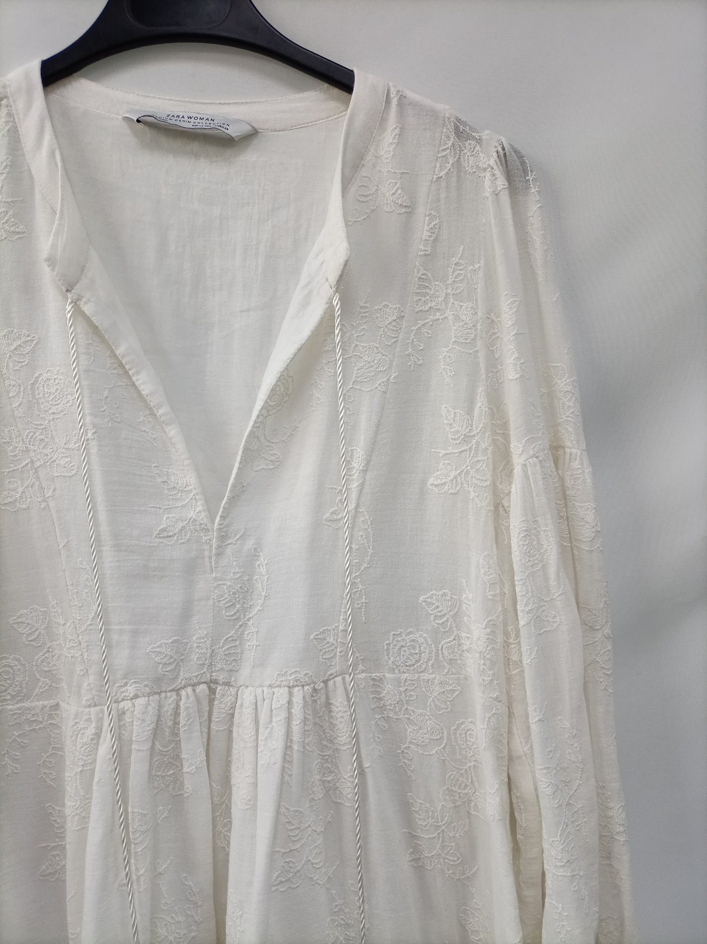 ZARA. Beige embroidered dress T.xs