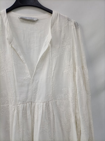 ZARA. Beige embroidered dress T.xs