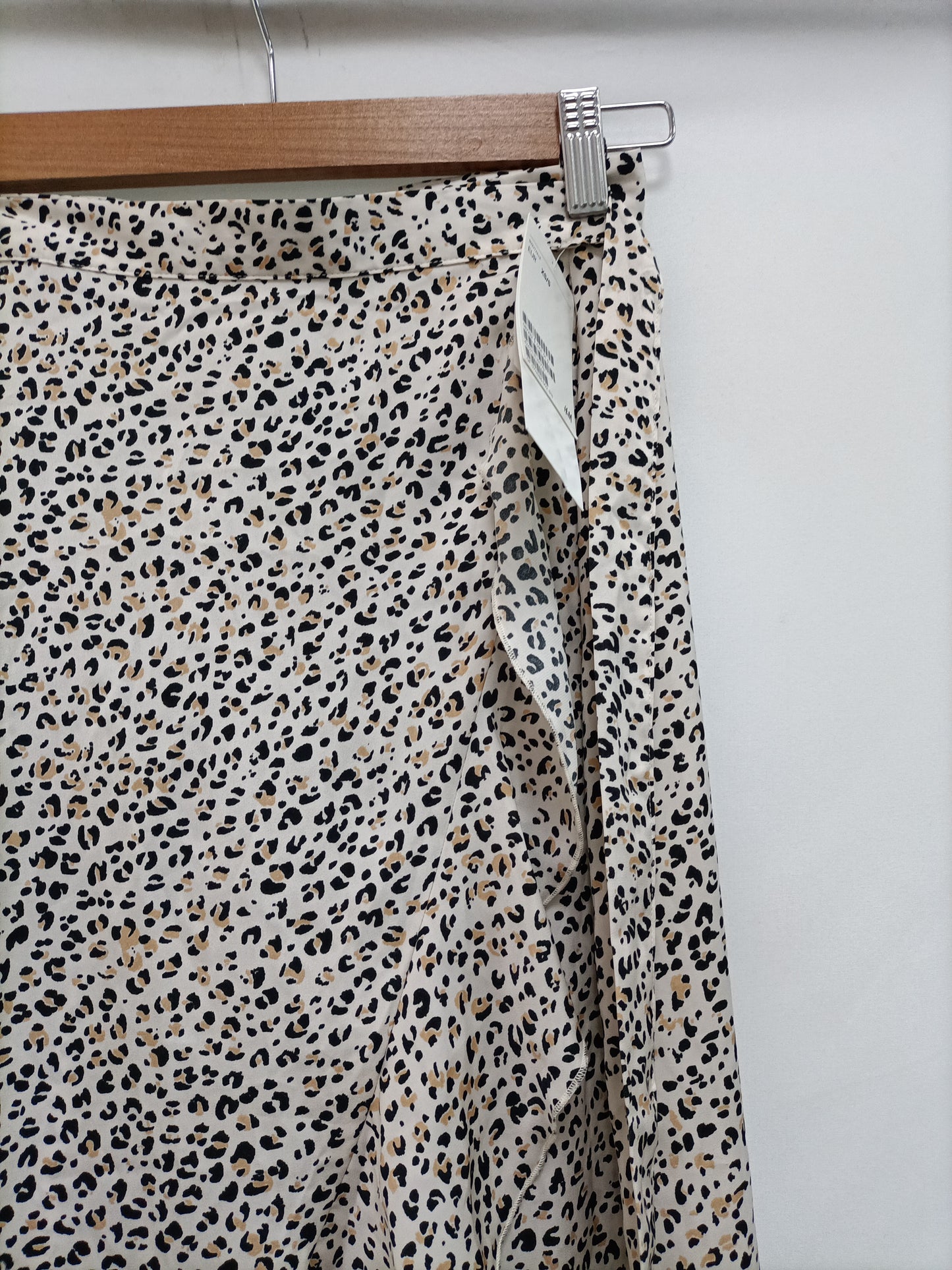 H&amp;M. Beige anima print skirt T.xs/s