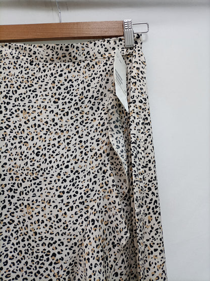 H&amp;M. Beige anima print skirt T.xs/s
