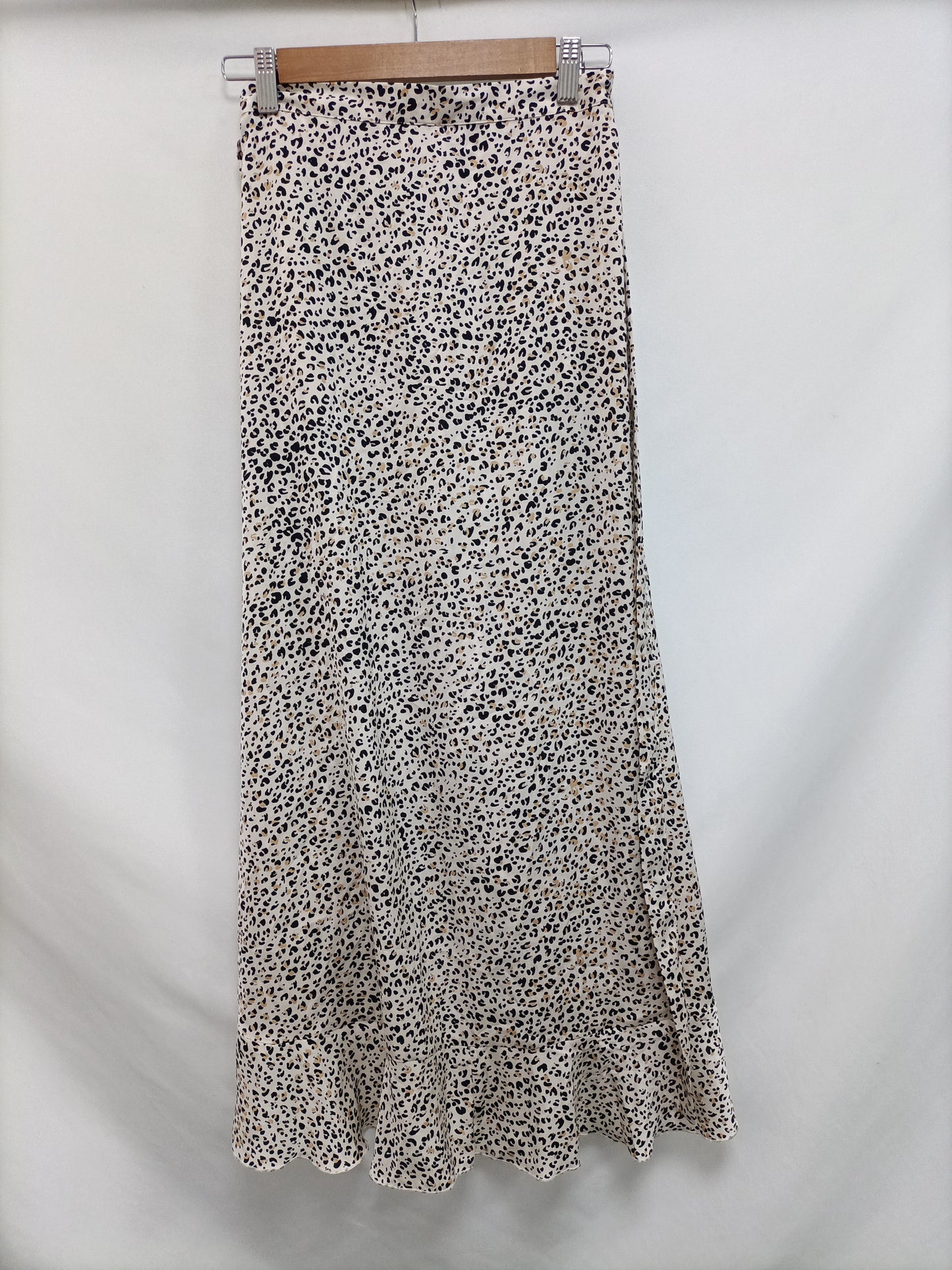 H&amp;M. Beige anima print skirt T.xs/s