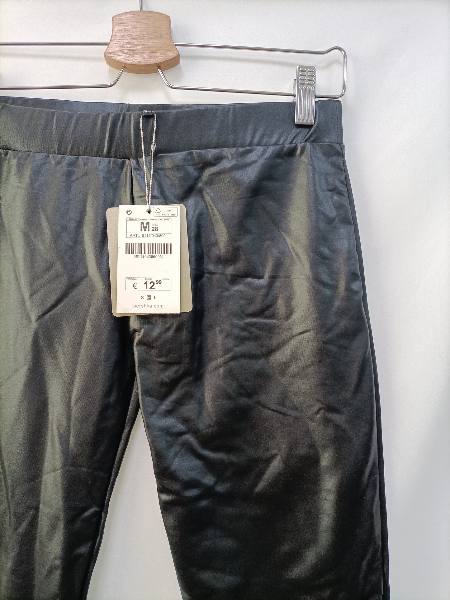 BERSHKA.Leggings polipiel negros T.m