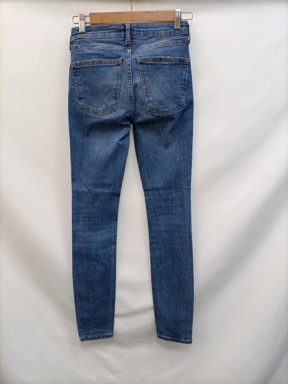 ZARA. Pantalón denim pitillo T.34