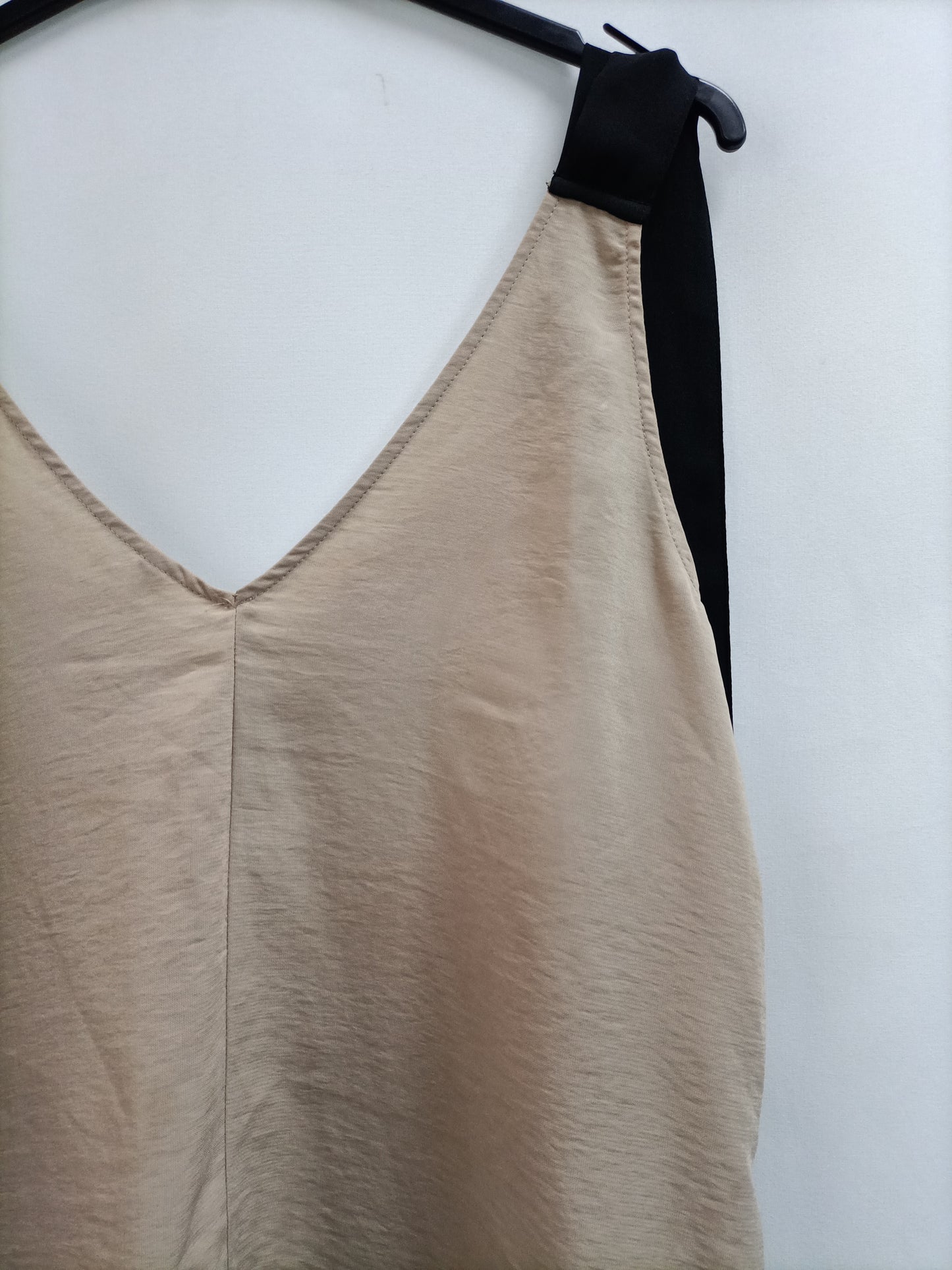 STRADIVARIUS. Top beige tirantes negros T.s