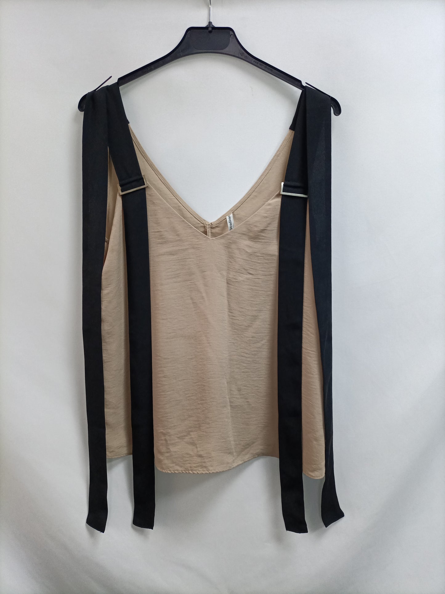 STRADIVARIUS. Top beige tirantes negros T.s