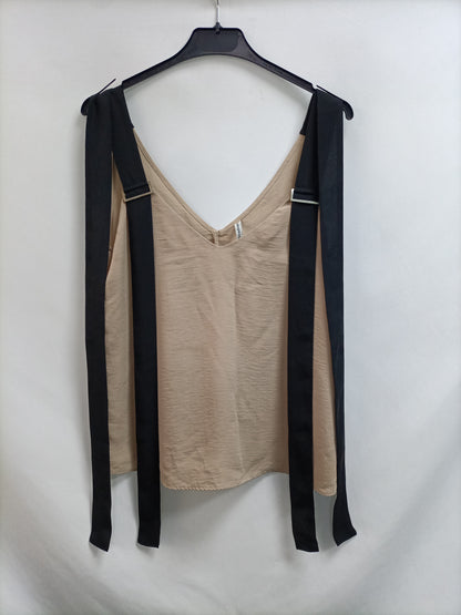 STRADIVARIUS. Top beige tirantes negros T.s