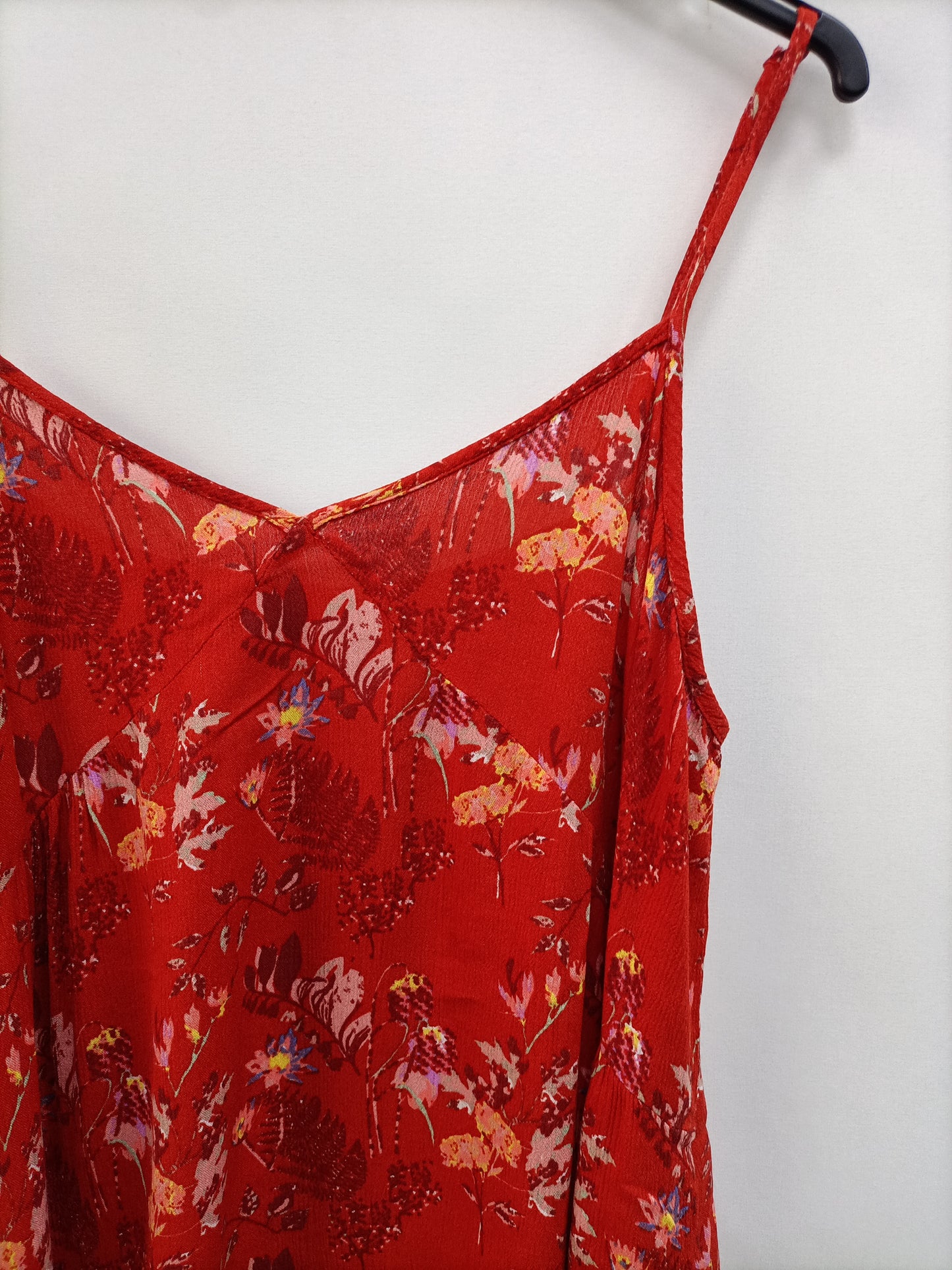 NATURA. Top rojo flores T.m
