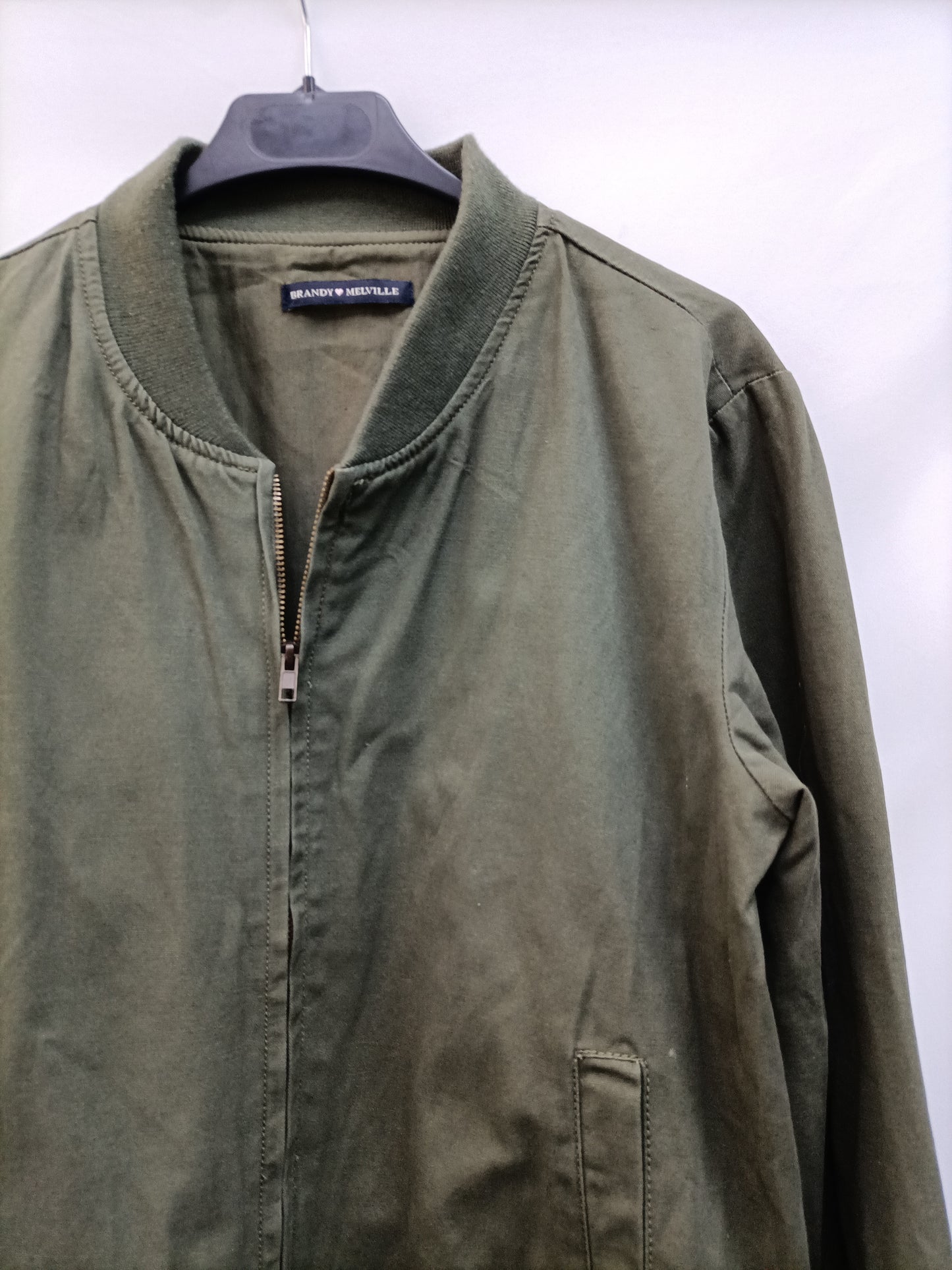 BRANDY MELVILLE. Green Bomber Tu(m)