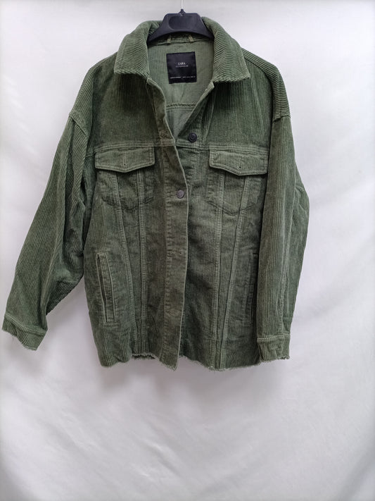 ZARA. Cazadora verde pana T.s