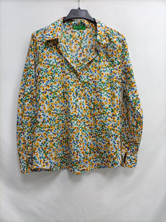 BENETTON. Floral T.xs shirt